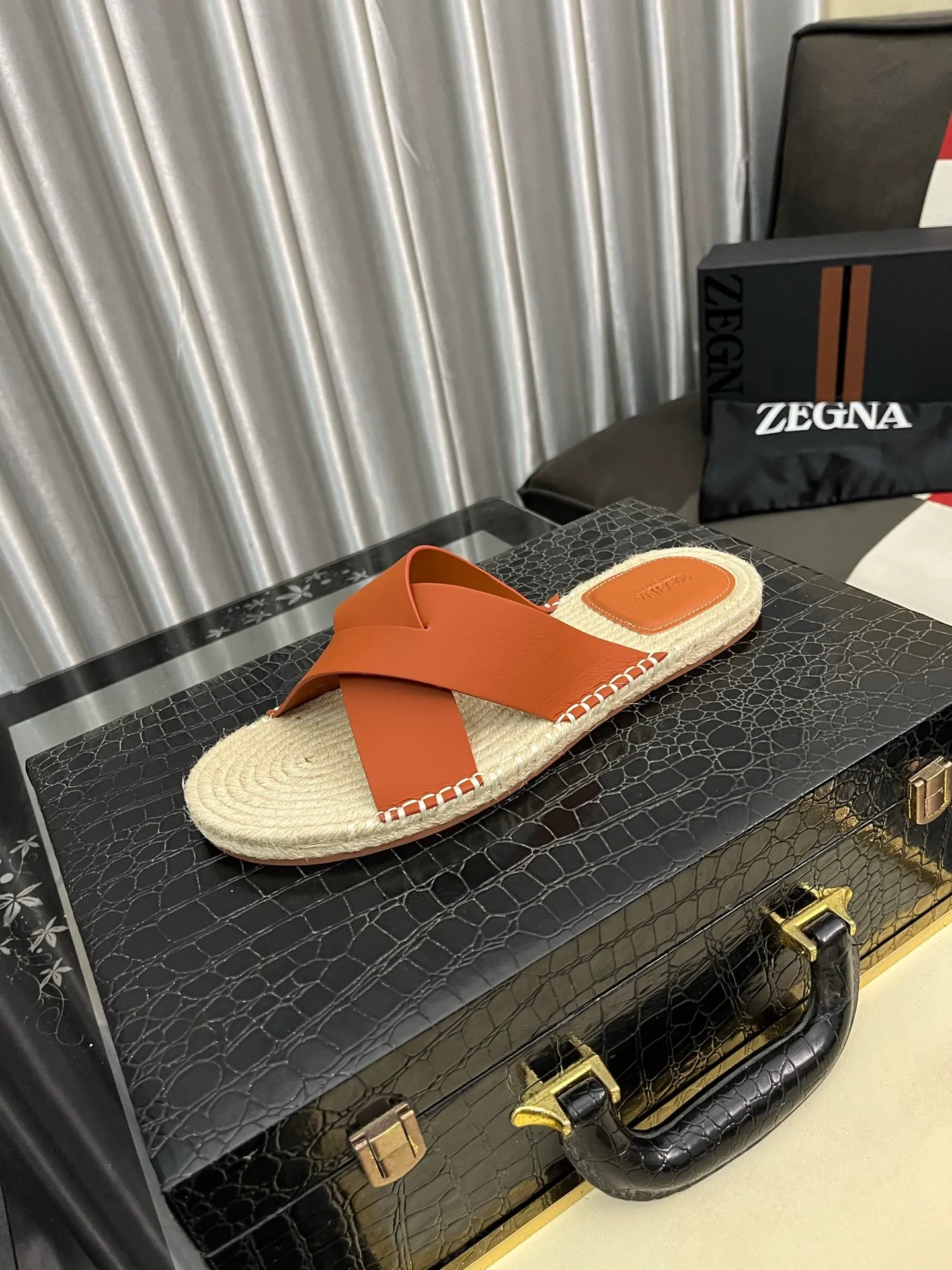 Men's shoes 💰320⌚️⌚️《HERMES》Hermès 💁♂️Men's casual slippers, compare the quality at the counter🧚🏿♂️ The upper layer has a stone pattern with clear texture, showing high-end, high-end, comfortable to wear and versatile. Purely hand-pulled, raw rubber breathable outsole, breathable and comfortable lambskin lining, 100% comfortable density, original rubber outsole wear-resistant code number 38-44. Can be customized 45-46-47